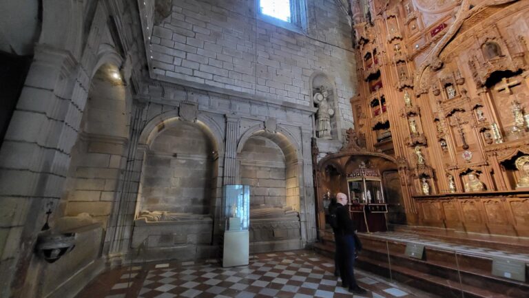 A Catedral moderniza a presentación da capela das Reliquias e o Panteón Real