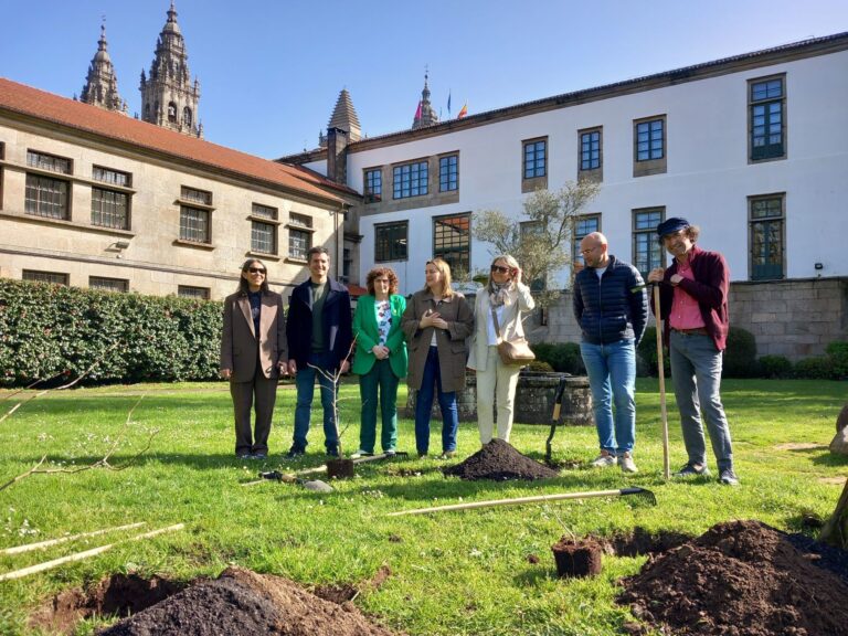 Santiago celebra o Día dos Bosques e o Día da Poesía cunha nova plantación no Xardín dás Pedras que Falan