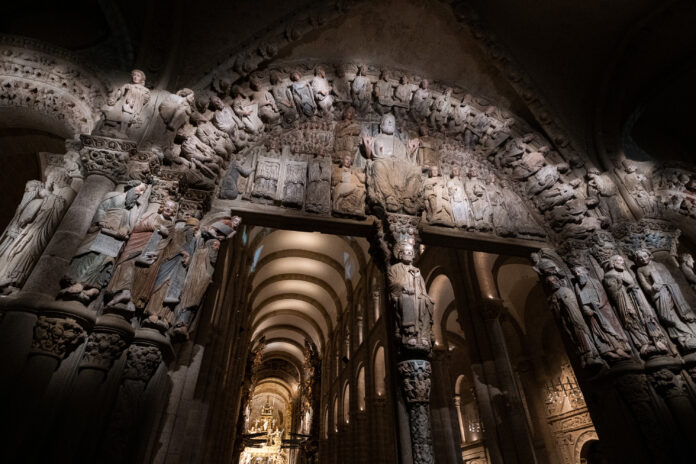 Arquivo - O Pórtico da Gloria durante unha visita guiada nocturna na Catedral de Santiago - Europa Press