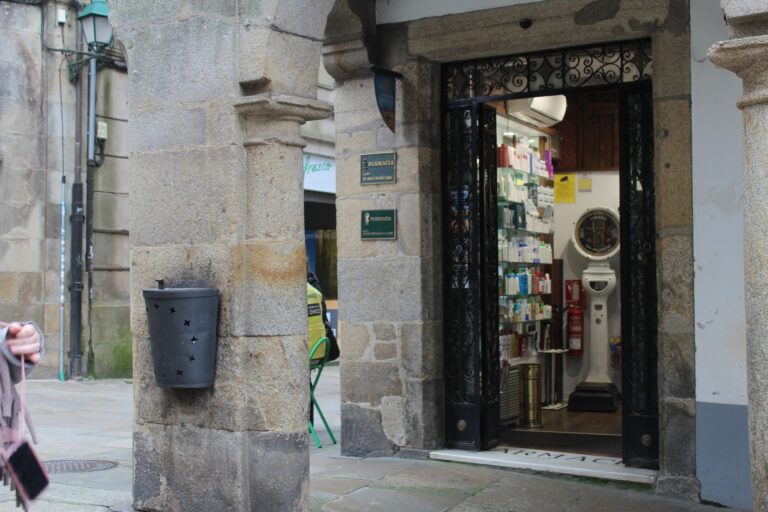 Rouban de madrugada en dúas farmacias e unha óptica do Casco Histórico