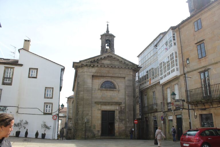 O home que vivía espido nos soportais de Cervantes trasládase agora á contorna de San Bieito, a escasos metros