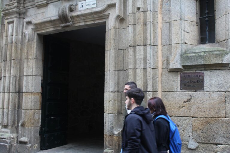 O PSdeG critica a “falta de previsión” na posta a punto dos colexios de Santiago