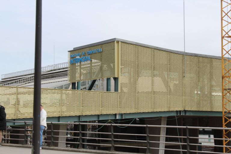 As longas colas na estación intermodal durante a fin de semana provocan queixas dos estudantes