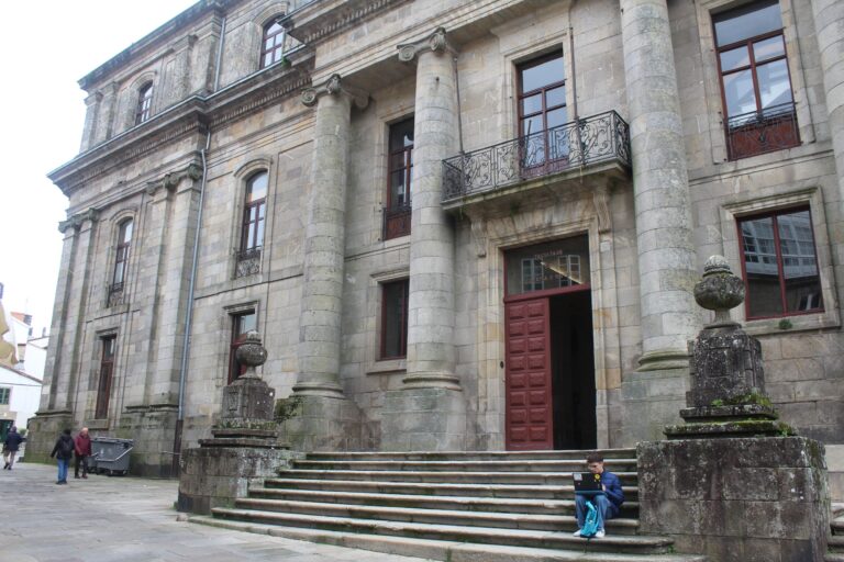 A USC busca garantir a seguridade da Facultade de Xeografía e Historia tras danos na biblioteca