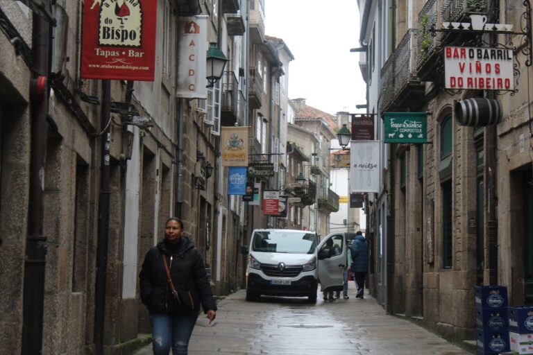 Pelexa con gas pementa no centro histórico de Santiago tras un enfrontamento entre grupos ideolóxicos