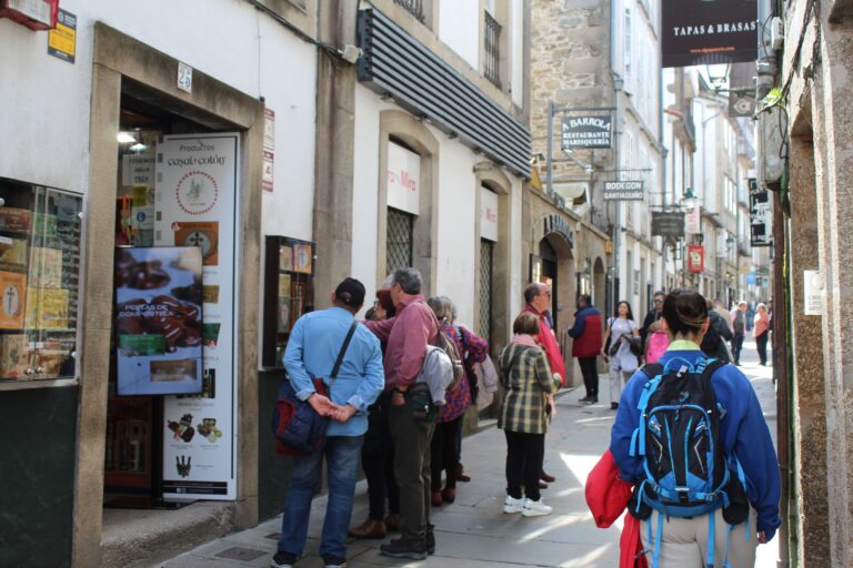 O Ateneo de Santiago insta á regulación estrita das vivendas turísticas para preservar o casco histórico