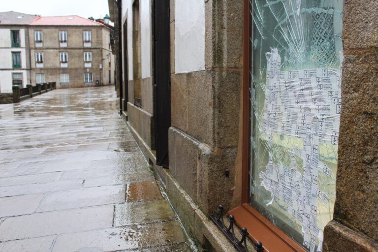 Rouban de madrugada nunha xoiería de Santiago e na cafetaría da Facultade de Matemáticas