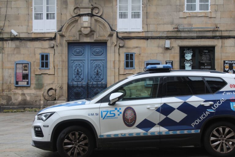 Inmobilizan un condutor en Santiago tras fuxir dun accidente contra dous coches estacionados