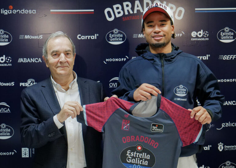 Devon Dotson, o xogador recentemente fichado polo Monbus Obradoiro, acompañado polo presidente do club Eduardo Pascual - Monbus Obradoiro