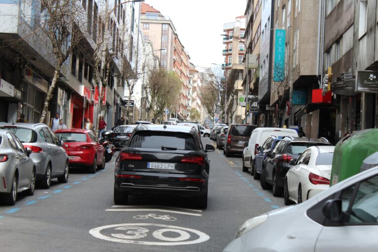 Un neno resulta ferido grave tras caer dun cuarto piso no Ensanche