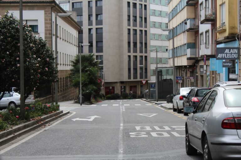 A rotura dunha tubaxe de gas obriga a desaloxar un edificio na rúa da Rosa