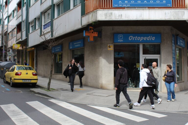 Ferida unha persoa maior nun atropelo en Santiago