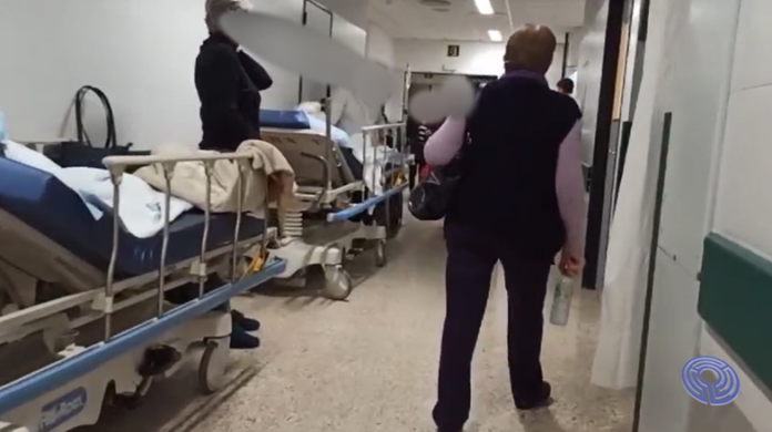 Pacientes de Urxencias agardando a ser atendidos nos corredores do Hospital Clínico - Asociación de Pacientes e Usuarios do CHUS