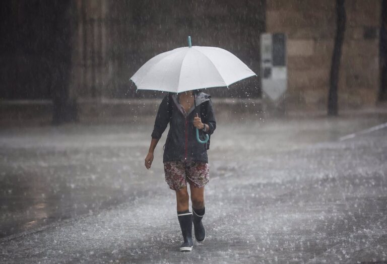 As choivas na cidade ocasionan cinco incidencias por inundacións en rúas e nun garaxe