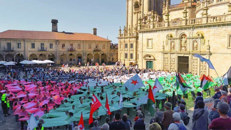 Centos de persoas forman a bandeira de Palestina en Santiago para denunciar o xenocidio
