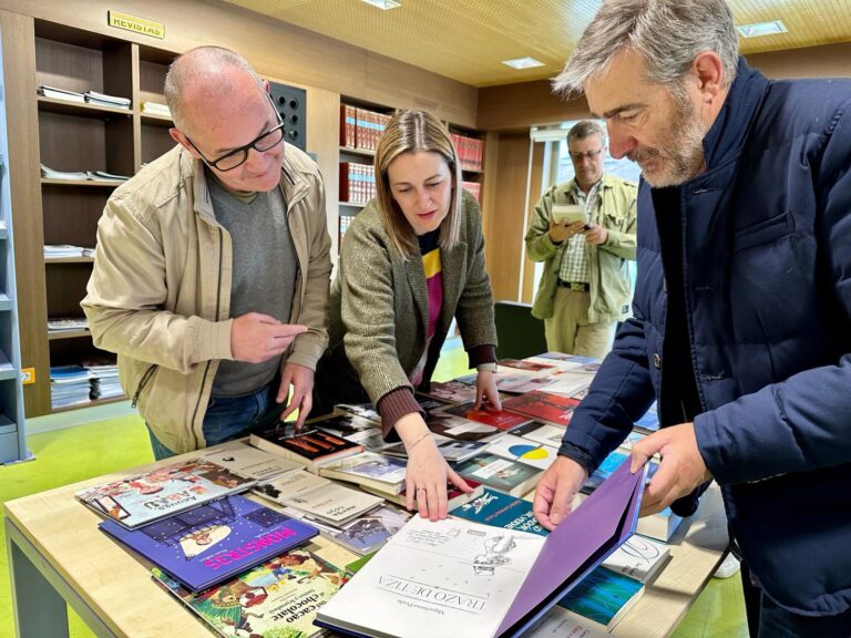 A biblioteca José Saramago de Santiago inaugura unha sección de libros asinados polos autores da Semana do Libro