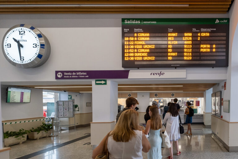 Un grupo de viaxeiros denuncia quedar “tirados” na estación de tren de Santiago