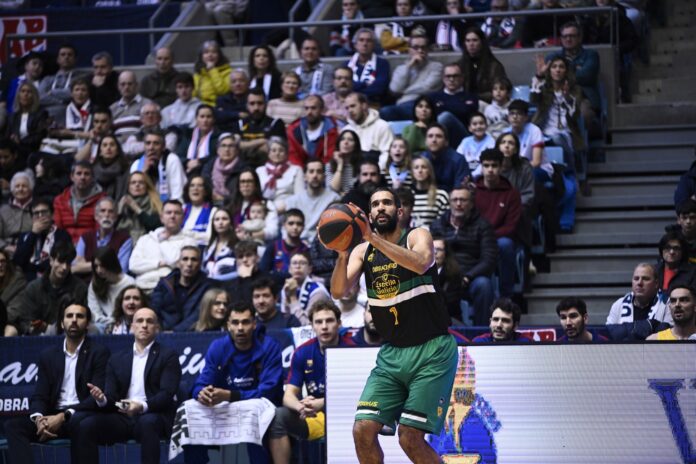 Adrián Baúlde, xogador do Monbus Obradoiro, no partido deste domingo contra o Barça - Monbus Obradoiro