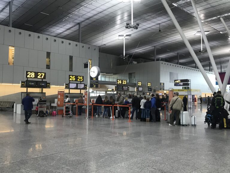 Incorpóranse sete traballadores ó aeroporto tras dúas xornadas de folga en Santiago