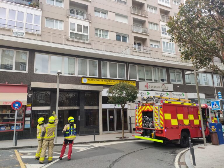 Un incendio nunha campá extractora nun piso en Santiago mobiliza aos bombeiros