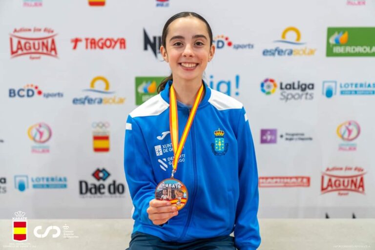 A deportista do Milladoiro Olivia Parga gaña o ouro na Liga Galega de Karate