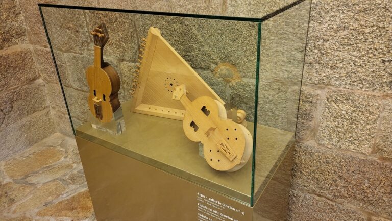 O Pazo de Xelmírez exhibe dende hoxe réplicas de instrumentos medievais do Pórtico da Gloria