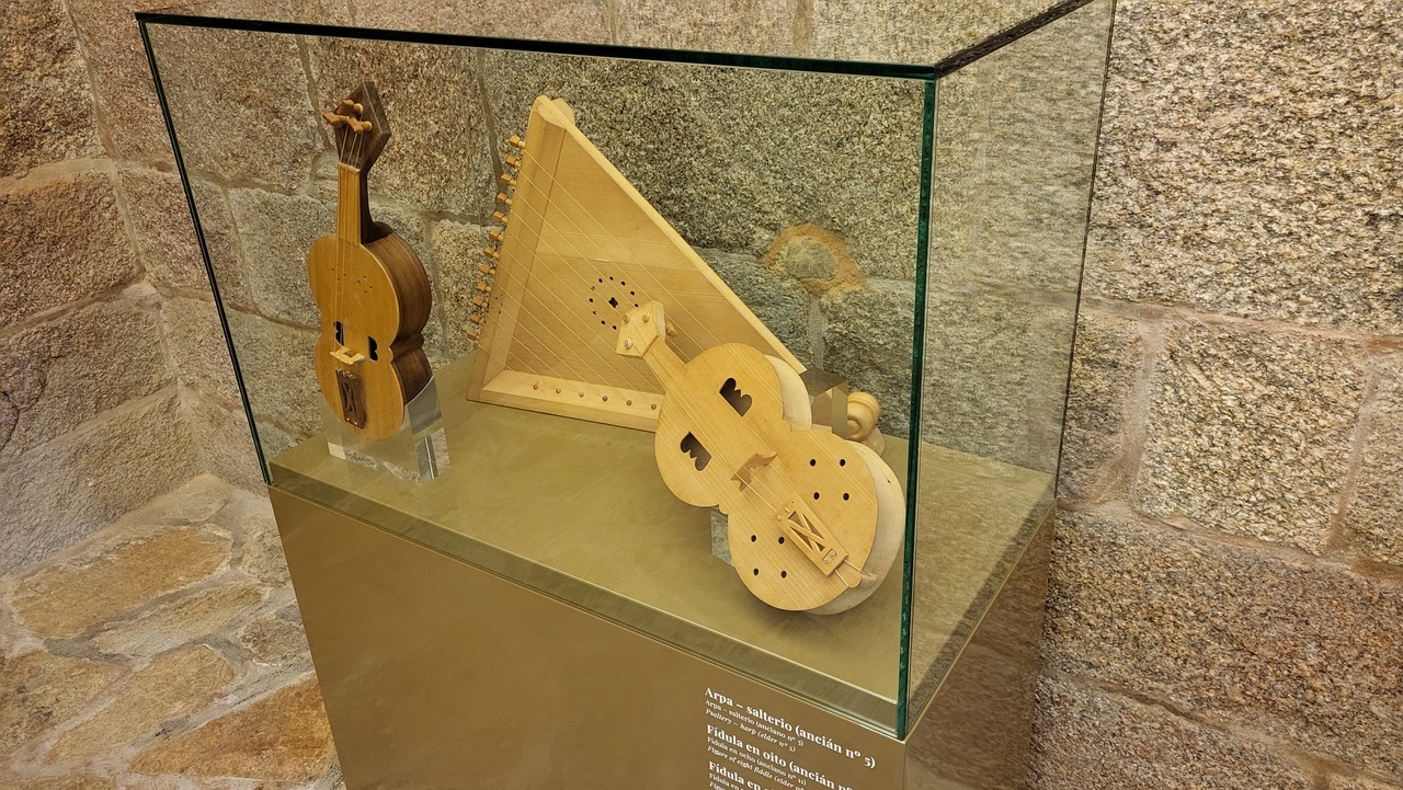 O Pazo de Xelmírez exhibe dende hoxe réplicas de instrumentos medievais ...