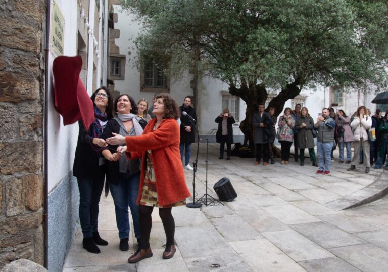 A Praza da Oliveira de Santiago renómase en honra a Pilar Pereira
