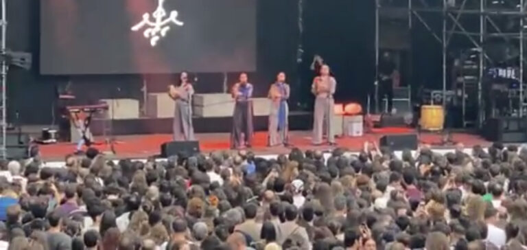 Concerto multitudinario de Fillas de Cassandra na Praza da Quintana