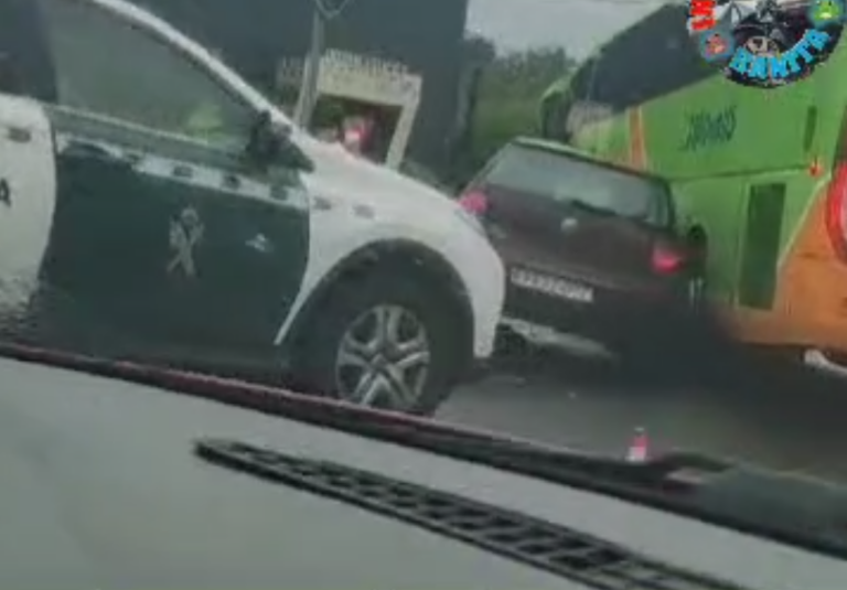 (VÍDEO) Un coche e un autobús colisionan nunha rotonda á saída do Milladoiro