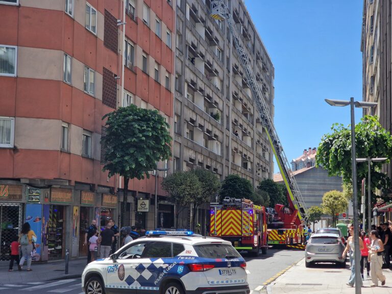 O incendio na cociña dun piso da rúa Frei Rosendo Salvado obriga a desaloxar a tres persoas