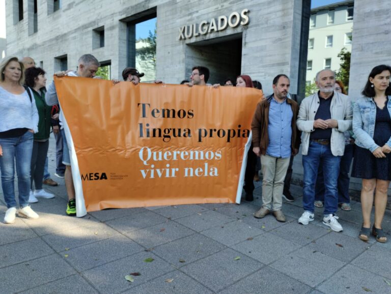 Unha trintena de persoas apoian en Santiago ao home multado por esixir atención en galego