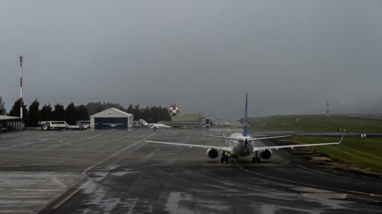 Desviados á Lavacolla tres voos debido á néboa na Coruña
