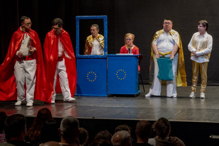 Estrea triunfal de ‘Oro líquido’ polo grupo de teatro Down Compostela no Salón Teatro