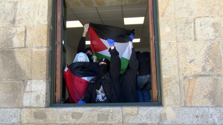 Vinte persoas seguen encerradas no reitorado da USC para esixir unha postura firme sobre Palestina