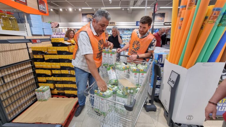 Unións Agrarias protesta contra a oferta de leite a 73 céntimos no Lidl de Santiago