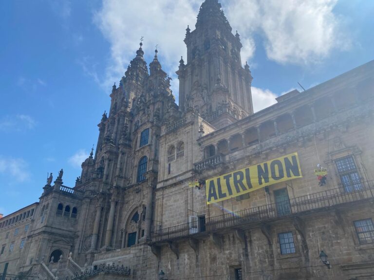 Despregan unha pancarta contra Altri na catedral de Santiago