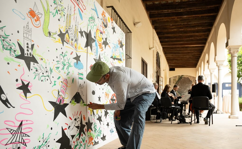 Pablo Little debuxando un mural efímero en Santa Clara / @little_exhibition