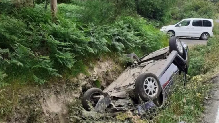 Unha muller ferida en Val do Dubra tras envorcar o seu vehículo