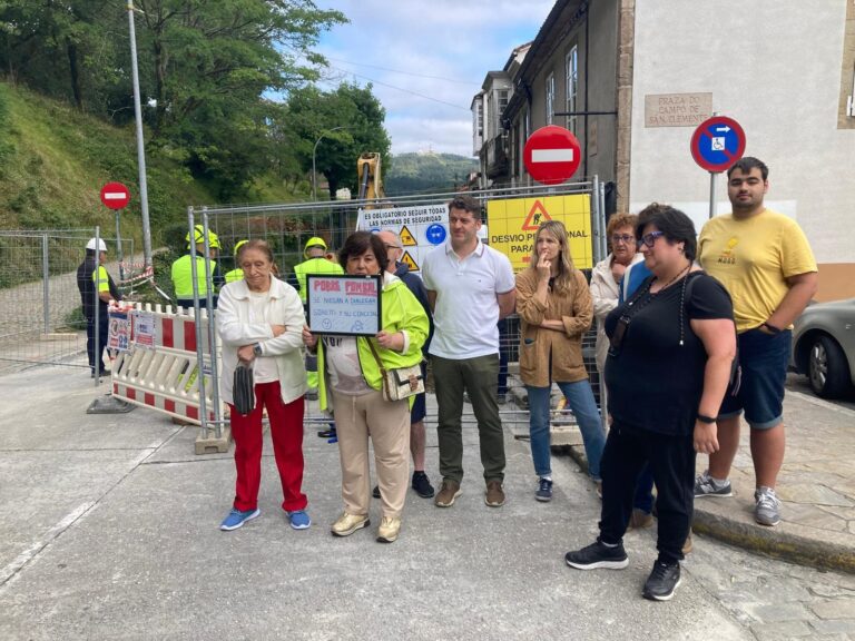 Veciños do Pombal protestan ante un corte de auga polas obras, que Raxoi xustifica mentres defende: “Hai diálogo”