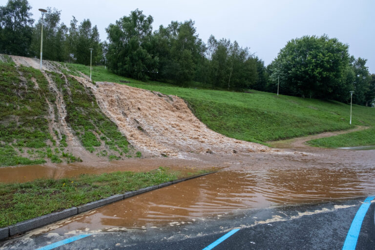 Unha avaría no depósito de auga das Cancelas afecta á subministración en San Lázaro e anega rúas da cidade