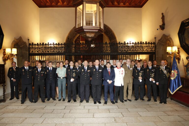 Pedro Blanco entrega as medallas da Orde do Camiño de Santiago á Policía Nacional