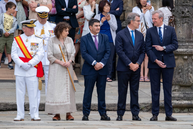 Curiosos congréganse nas marxes do Obradoiro para ver o desfile militar do 25 de xullo