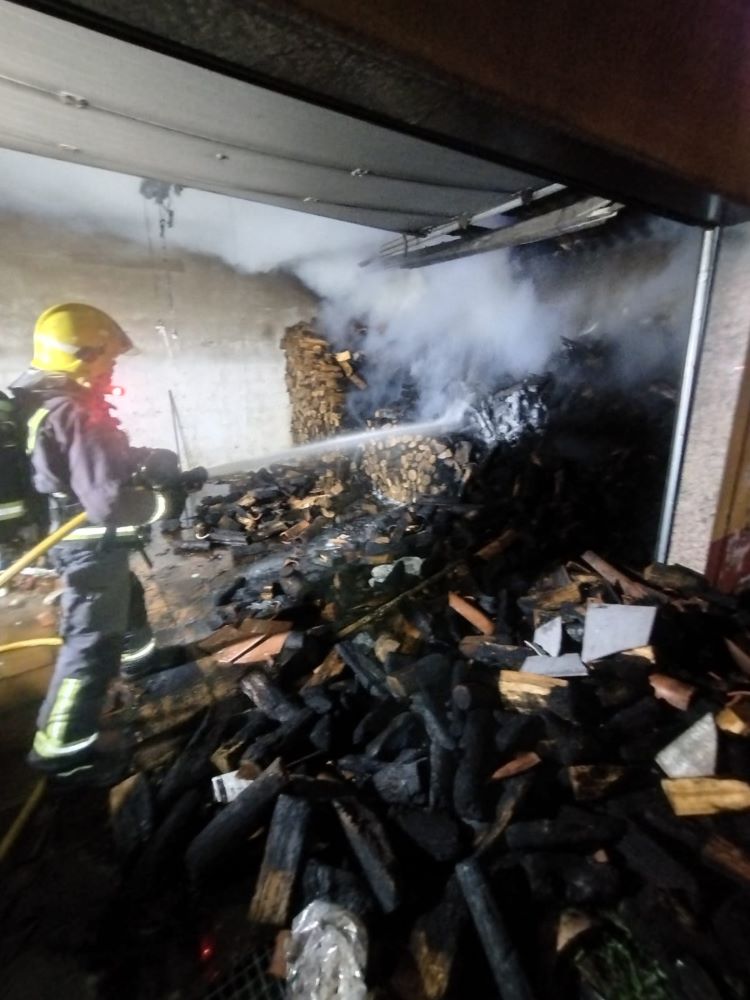 Sufocado un incendio no interior dun alpendre en Teo