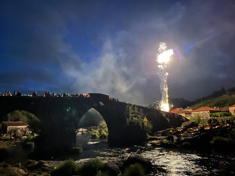 Éxito rotundo das ‘Noites en Vela’ na Ponte Maceira con música e luz