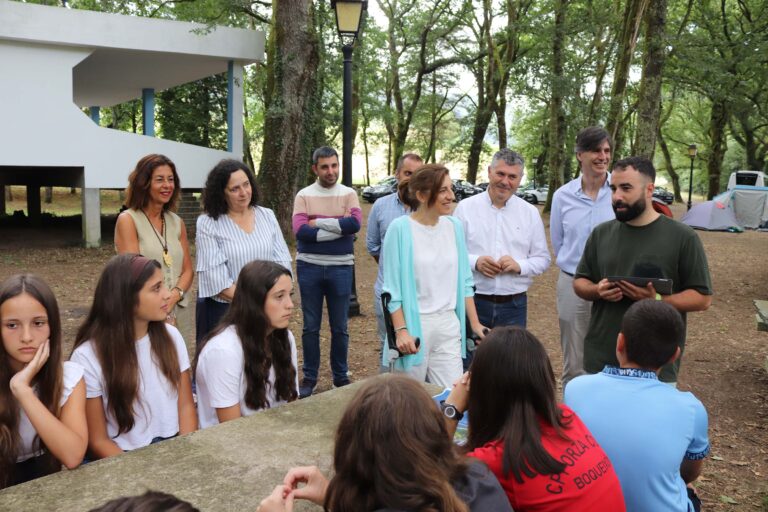 A conselleira de Medio Ambiente acompaña a un grupo de nenos na práctica da pesca sostible en Boqueixón