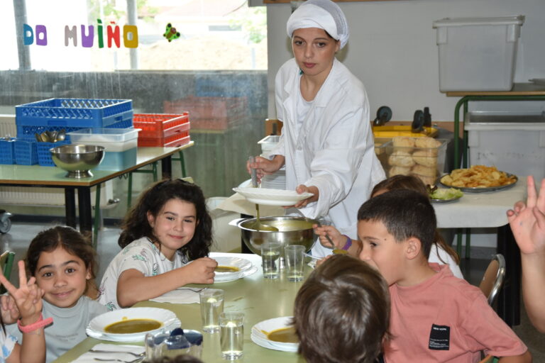 Máis de 2.000 alumnos de Santiago beneficiaranse das bolsas para comedor, material escolar ou extraescolares este curso