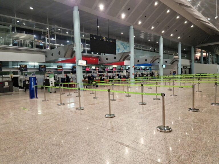 O aeroporto de Santiago descende en número de viaxeiros