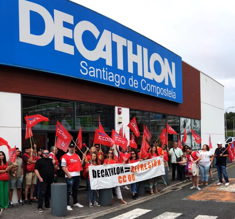 CCOO protesta diante de Decathlon por vulnerar “dereitos sindicais” a pesar de ser condenada en xuño