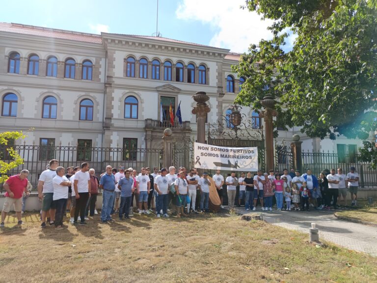 Mariscadores de á boia de Boiro concéntranse ante a sede da Xunta para denunciar o “trato discriminatorio”
